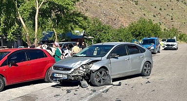 Ana yola çıkarken çarpıştılar