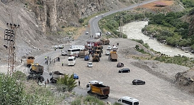 Askerleri taşıyan araç devrildi: 12 yaralı