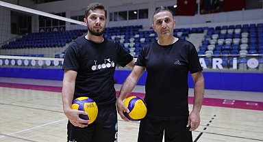 Baba oğul voleybol takımının başarısı için mücadele ediyorlar