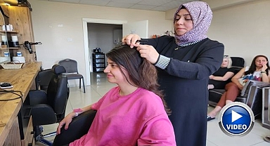 Babasının izinden annesiyle birlikte yürüyor