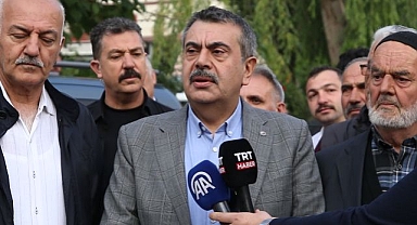 Bakan Tekin namazı Erzurum'da kıldı: