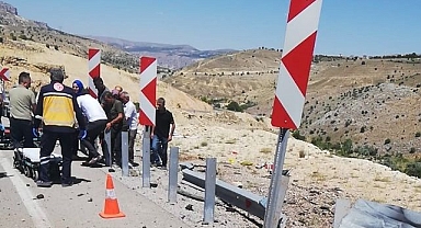 Bariyerlere çarpan araçta can verdi