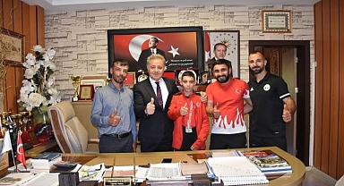 Başkan sporcuyu ödüllendirdi