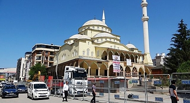Cami esnafı dükkanları boşaltıyor