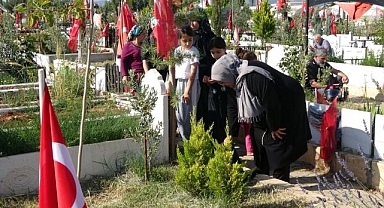 Depremde kaybettikleri yakınlarının mezarlarını ziyaret ettiler