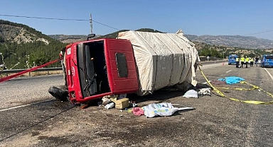 Devrilen araçtan dışarı fırladı!