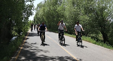 Doğal güzellikleri pedal çevirerek keşfediyorlar