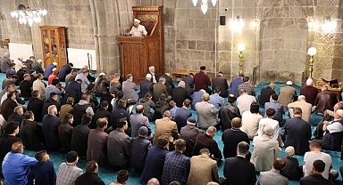 Doğu'da camiler doldu taştı