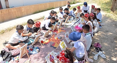 Doğup büyüdüğü yerde öğrencileri sanatla buluşturdu