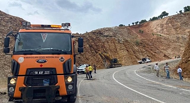 Dorsede taşınan iş makinesi yola düştü!