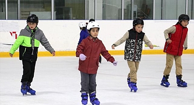 Erzurum'da geleceğin buz hokeycileri yetiştiriliyor