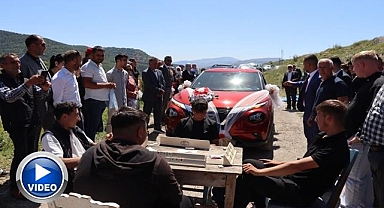 Erzurum'da gençlerden ilginç yol kesme taktiği!