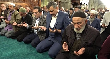 Erzurum’da protokol vatandaşlarla bayramlaştı