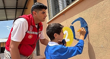 Gençler kırsaldaki çocukların gönlüne dokundu