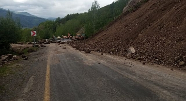 Heyelan yolu ulaşıma kapattı