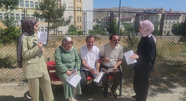 İkiz kardeşler kızlarıyla birlikte YKS'ye girdi