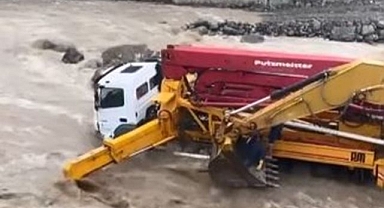 İş makineleri dere sularının altında kaldı