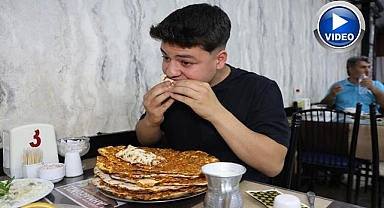 İştahıyla şaşkına çevirdi! Bir oturuşta 15 lahmacun yiyor