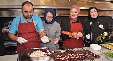 Kadınlar restoranda kebap pişirip döner kesti