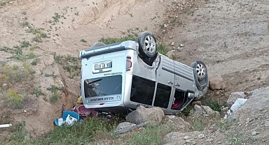 Kamyonet dereye uçtu: 2 yaralı
