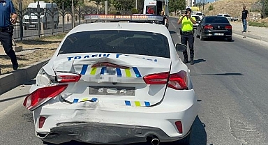 Kamyonet polis aracına çarptı: 2 polis yaralandı