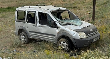 Kamyonet yoldan çıkarak takla attı
