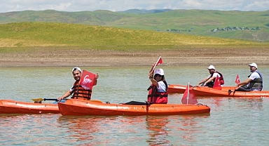 Kano ve rafting etkinliği renkli görüntüler oluşturdu