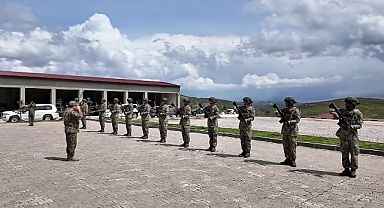 Kara Kuvvetleri Komutanı Bayraktaroğlu, sınırda Mehmetçikle bayramlaştı