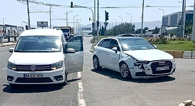 Kavşağı dönerken çarpıştılar