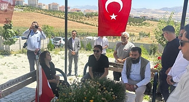 Kaymakamdan duygusal veda: Şehidin mezarı başında helallik aldı