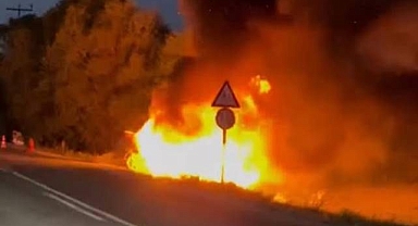 Kaza yapan araç alev aldı