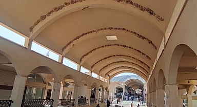 Kırlangıç kuşları çarşıyı yuvalarıyla donattı