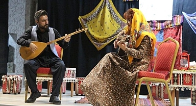 'Komşu Köyün Delisi' sahnede