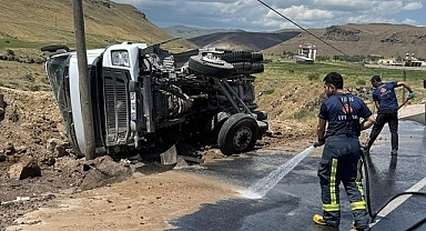 Kum yüklü tır devrildi!