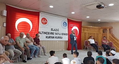 Kur’an kursunda karne ve ödül sevinci