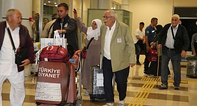 Kutsal topraklardan dönen hacılar çiçeklerle karşılandı