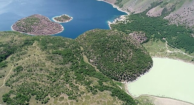 Maviyle yeşilin buluştuğu göller görenleri büyülüyor