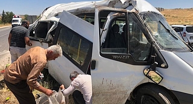 Minibüs takla attı: 1'i ağır 5 yaralı