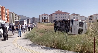 Minibüs yan yattı! 4 yaralı