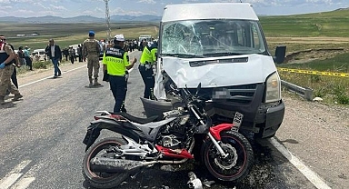 Motosikletle minibüs çarpıştı: 2 ölü