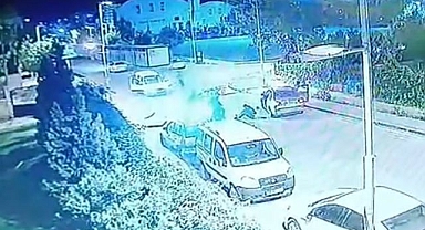 Motosikletle otomobil çarpıştı!