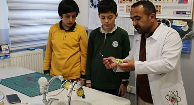Musluktan akan su elektriğe dönüştü