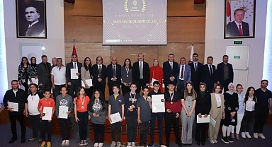 Ödüllerini rektörün elinden aldılar