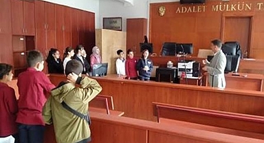 Öğrenciler duruşma salonunda ders yaptı