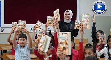 Öğrencileriyle birlikte kitap yazdı