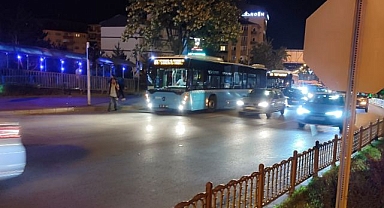 Otobüsten inen yolcuya motosiklet çarptı