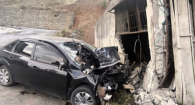 Otomobil duvara çarptı! 1 ölü, 4 yaralı
