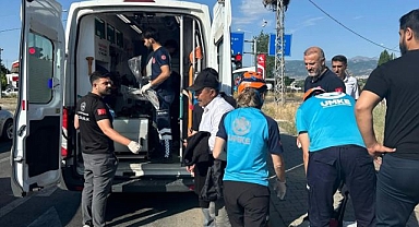 Otomobil elektrik direğine çarptı: 2 yaralı