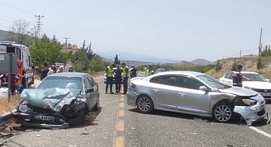 Otomobiller çarpıştı 5 kişi yaralandı