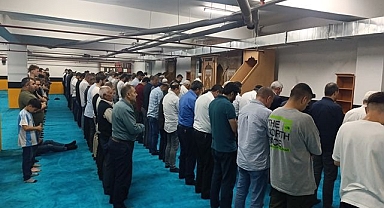 Otopark alanı geçici mescit oldu